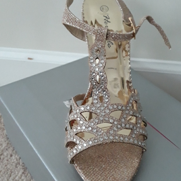 3.5 inch Gold dress slingback - Picture 2 of 4